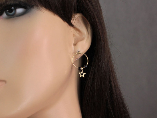 Kolczyki złote koła z wiszącą gwiazdką i czarnymi kamieniami