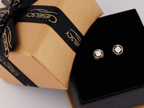 Złote kolczyki okrągłe z cyrkonią na sztyfcie 