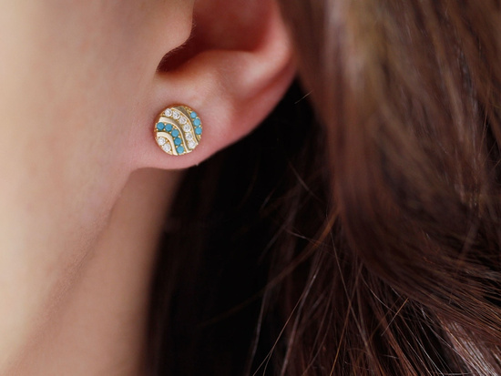 Kolczyki złote okrągłe na sztyfcie z niebieskimi cyrkoniami