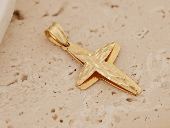 Dyskretny krzyżyk zawieszka złoty
