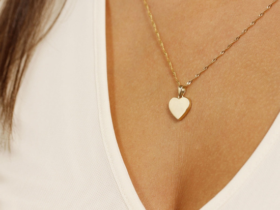 Złota zawieszka małe serce możliwy grawer