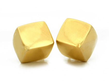 Złote kolczyki kostki na sztyfcie
