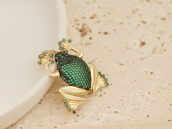 Zawieszka złota żaba z zielonymi i czarnymi kamieniami