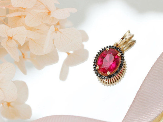 Złota zawieszka owalny rubin w oprawie z czarnych cyrkonii