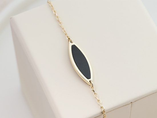 Złota bransoletka z czarnym owalnym kamieniem syntetycznym