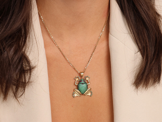 Zawieszka złota żaba z zielonymi i czarnymi kamieniami