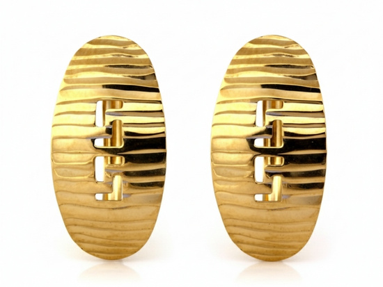 Złote kolczyki angielskie ponadczasowe dla każdej kobiety wycinane