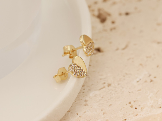 Delikatne kolczyki serduszka wysadzane cyrkoniami