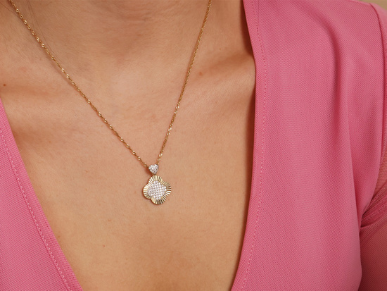 Złota zawieszka kwiatek z cyrkoniami z sercem