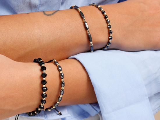 Bransoletka złote kulki i czarne kamienie na czarnym sznurku