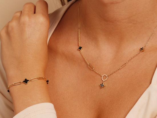 Modna złota bransoletka z modnymi motywami