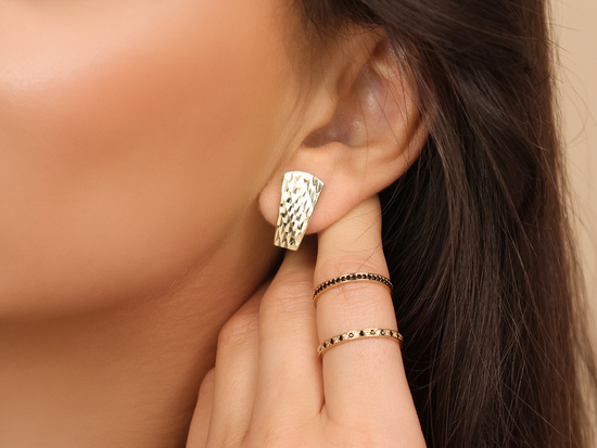 Kolczyki złote frezowane bez kamieni wygodne