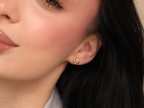 Kolczyki złote na sztyfcie delikatne subtelne przy uchu