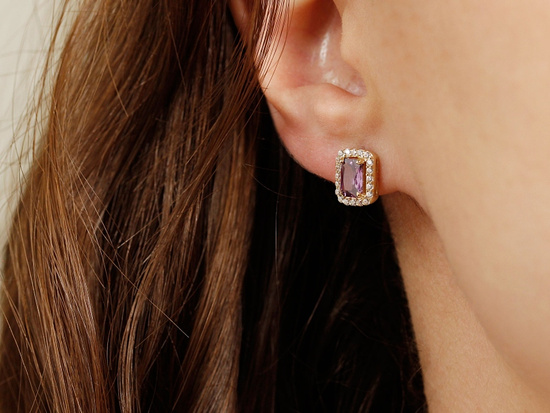 Kolczyki złote prostokątne z fioletowym kamieniem na sztyfcie