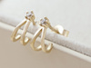Delikatne złote kolczyki nowoczesne na sztyfcie z cyrkonią