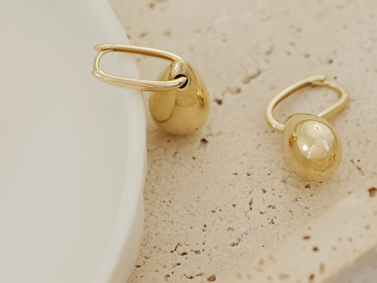 Modne złote kolczyki z wiszącą dmuchaną kroplą