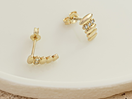 Złote kolczyki delikatne na sztyfcie z cyrkoniami