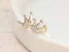 Złote kolczyki na sztyfcie korona