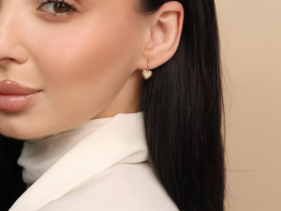 Złote kolczyki błyszczące angielskie z sercem