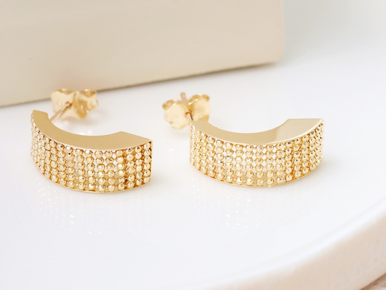 Kolczyki na sztyfcie ażurowe złote