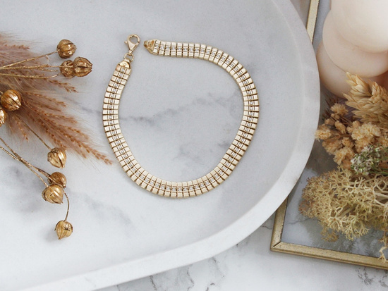 Złota bransoletka z małych kwadracików z cyrkoniami