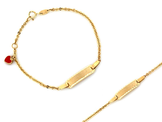 Złota bransoletka dla dziecka z satynowaną blaszką i emaliowanym sercem