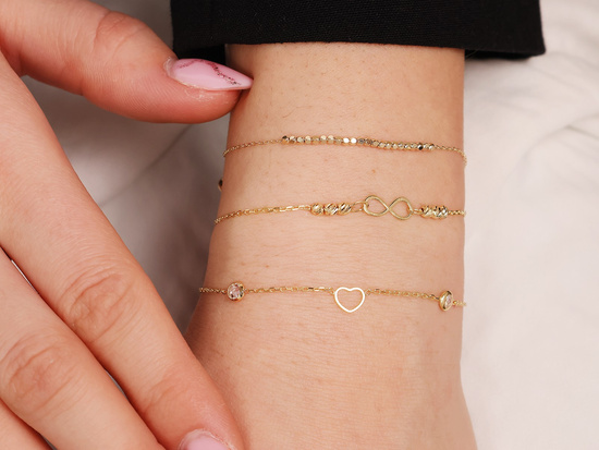 Delikatna złota bransoletka z małymi kostkami