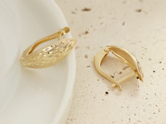 Złote kolczyki na angielskim zapięciu