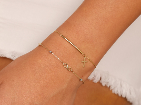 Bransoletka złota łańcuszkowa ze sztywną wstawką i krzyżykiem