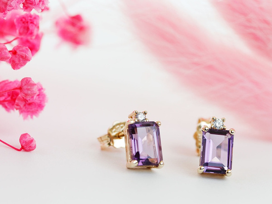 Kolczyki złote na sztyfcie z prostokątnym ametystem