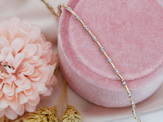 Bransoletka złota delikatna z dyskretnych elementów