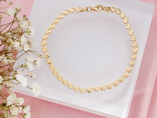 Złota bransoletka z małych koniczynek