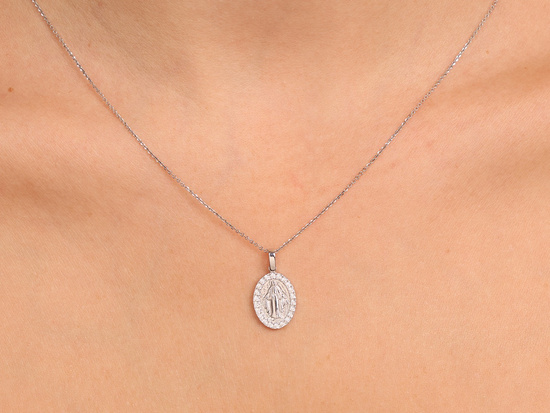 Złoty medalik dla dziewczynki owalny z Niepokalaną z cyrkoniami