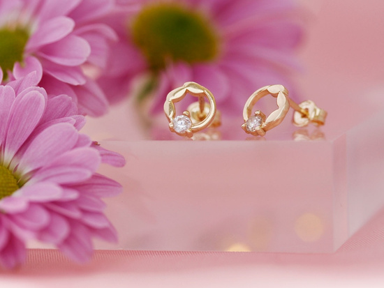 Kolczyki złote małe kółeczka na sztyfcie przy uchu