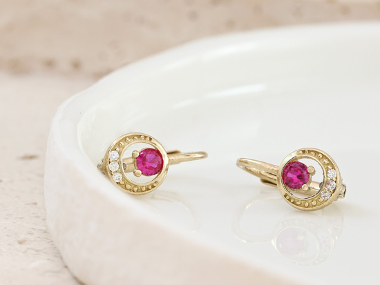 Kolczyki złote angielskie z czerwoną cyrkonią