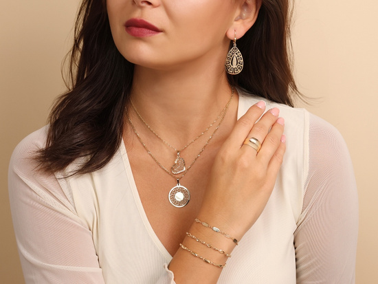 Bransoletka złota z podłużnych błyszczących elementów