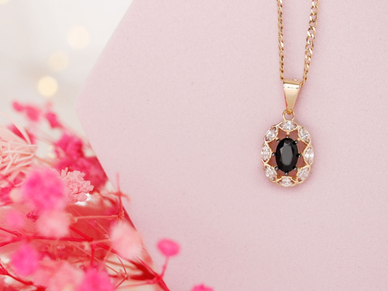 Złota zawieszka owalna z onyksem i cyrkoniami