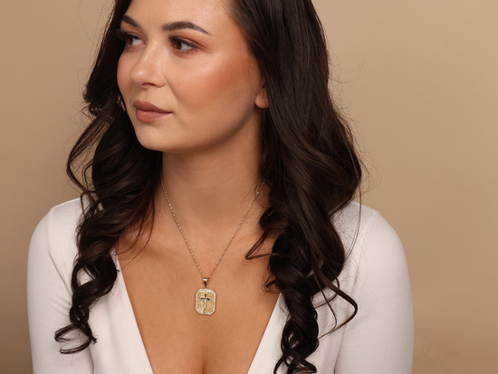 Zawieszka złota duży medalik z krzyżykiem z cyrkoniami z czarnymi kamieniami