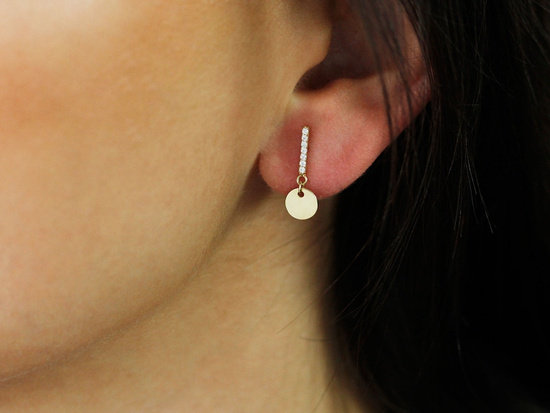 Złote kolczyki subtelne wiszące na sztyfcie