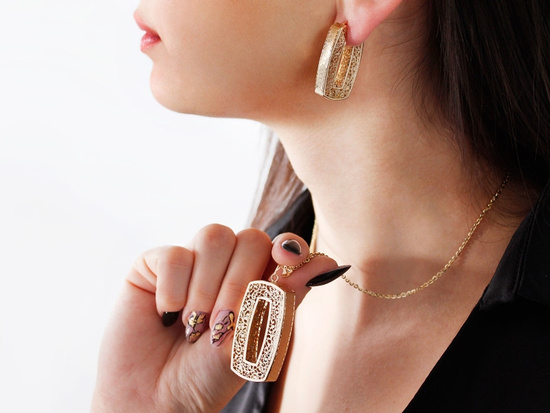 Duża złota zawieszka przestrzenna prostokątna ażurowa