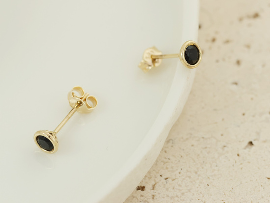 Złote kolczyki na sztyfcie z czarną cyrkonią