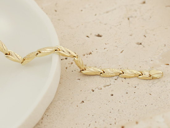 Bransoletka złota z tłoczonych elementów