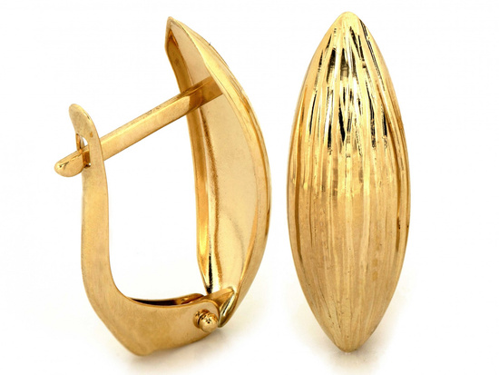 Złote kolczyki na angielskim zapięciu