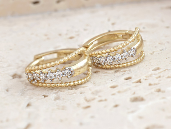 Kolczyki złote delikatne subtelne angielskie dyskretne