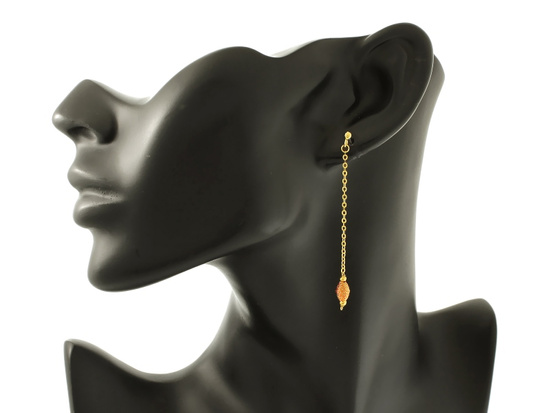 Złote kolczyki z długimi łańcuszkami zapinane na sztyft