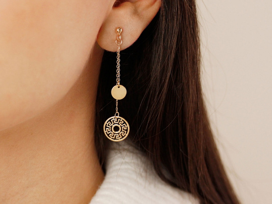 Złote kolczyki długie wiszące z ażurowym kółkiem wzór grecki