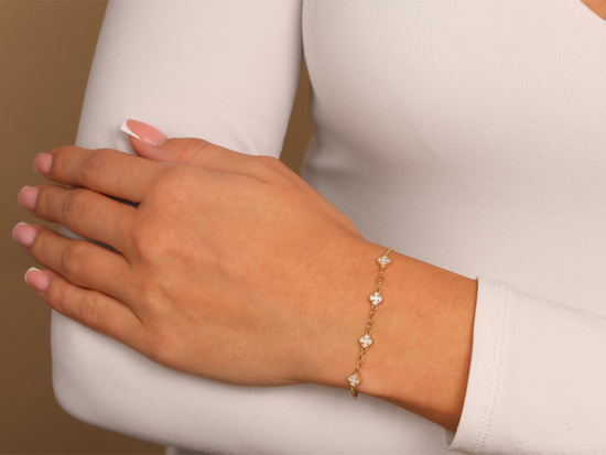 Bransoletka złota łańcuszkowa małe kwiatki z masą perłową