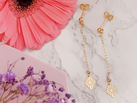 Kolczyki złote wiszące długie z małymi rombami