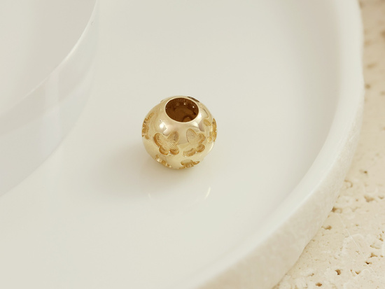 Złota kulka ażurowy charms do bransoletki w motylki