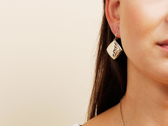 Kolczyki złote wiszące kwadratowe z ażurem efektowne